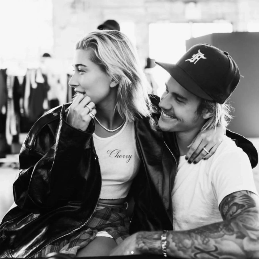 Justin Bieber und Hailey Baldwin werden heiraten. Stolz trägt sie den neuen Diamanten am Ringfinger.