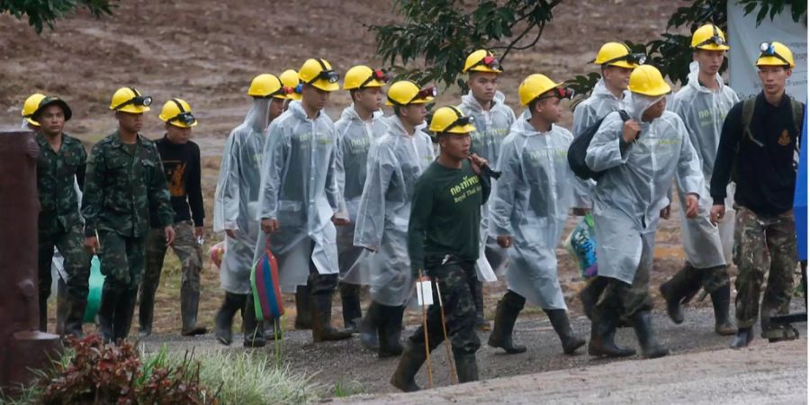 Retter auf dem Weg zur Höhle, wo die Jungs eingeschlossen sind.