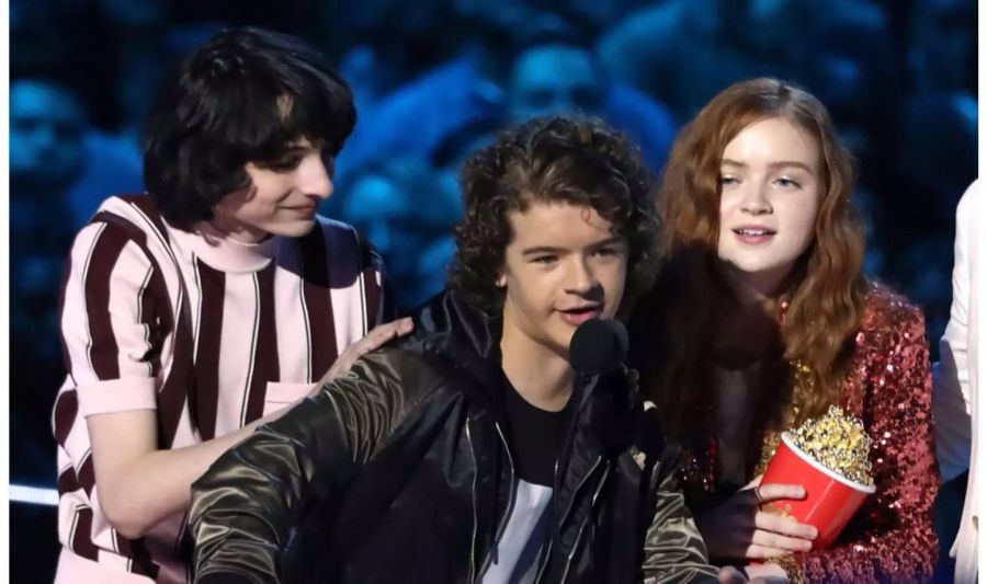 «Stranger Things»-Schauspieler Finn Wolfhard, Gaten Matarazzo und Sadie Sink freuen sich über die Auszeichnungen.