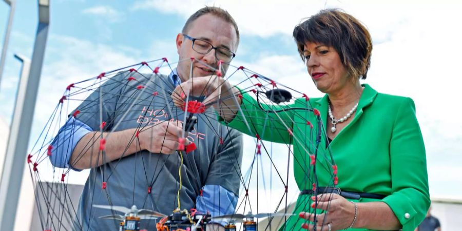 Bundesrätin Doris Leuthard eröffnete den ersten Drohnen-Kongress in Zürich.