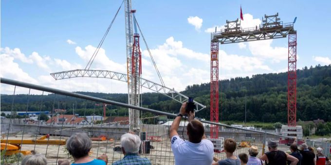 Der letzte Stützbogen der Halle in Kölliken wird entfernt. Kölliken