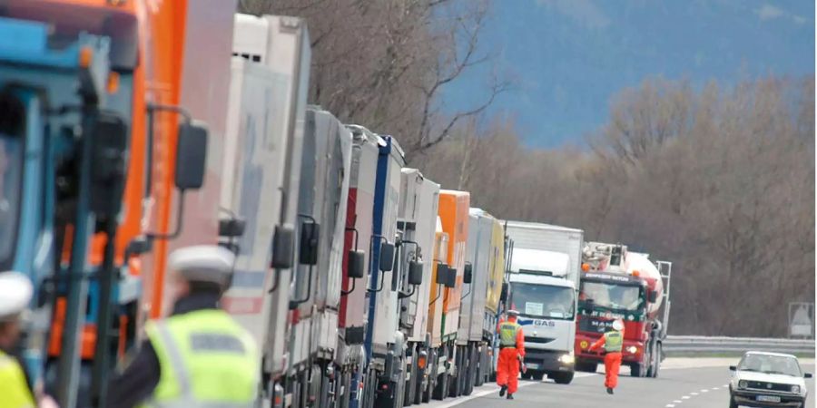 Mit dem erweiterten Fahrverbot sollen Lkw-Staus vermieden werden.