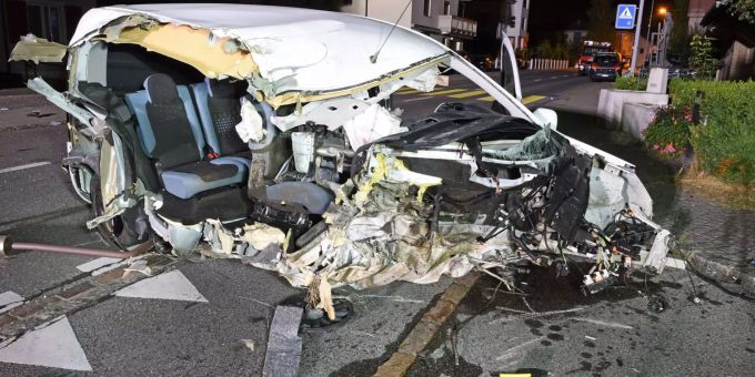 In Dagmersellen LU kommt es am Montagmorgen zu einem spektakulären Unfall. In Dagmersellen LU kommt es am Montagmorgen zu einem spektakulären Unfall.