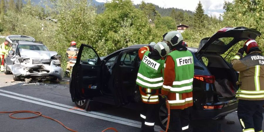 Feuerwehrmänner bei der Unfallstelle bei Laax.