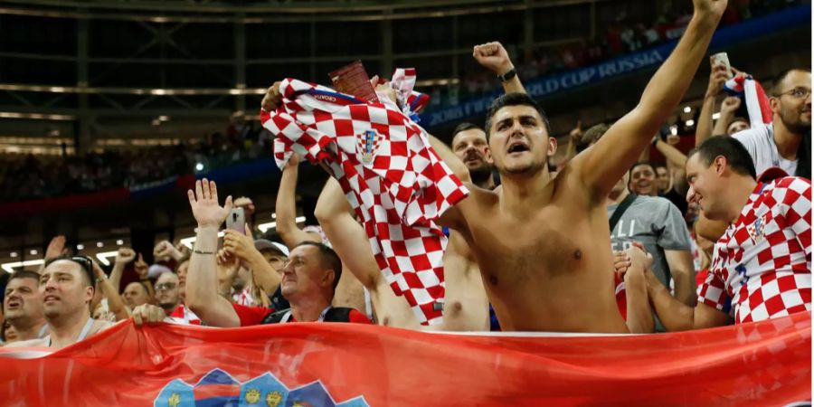 Dürfen im Fernsehen noch gezeigt werden: kroatische Fans feiern ihr Team oben ohne