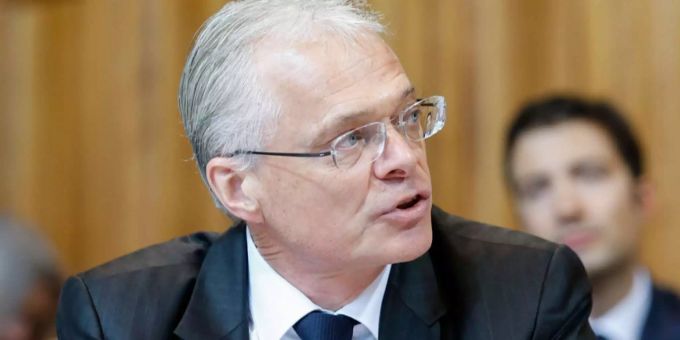Thomas Minder will den Schweizerpsalm im Gesetz verankern – und so einen Volksentscheid über die Hymne ermöglichen. Thomas Minder will den Schweizerpsalm im Gesetz verankern – und so einen Volksentscheid über die Hymne ermöglichen.