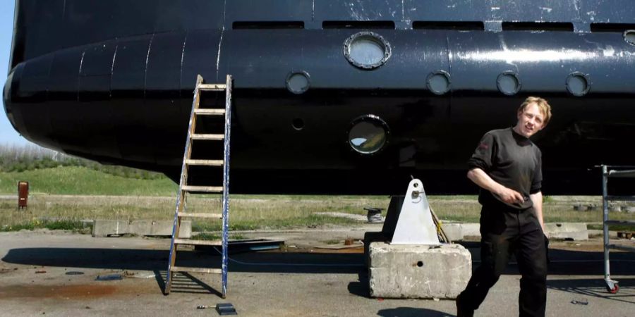 Peter Madsen vor seinem U-Boot in Dänemark.