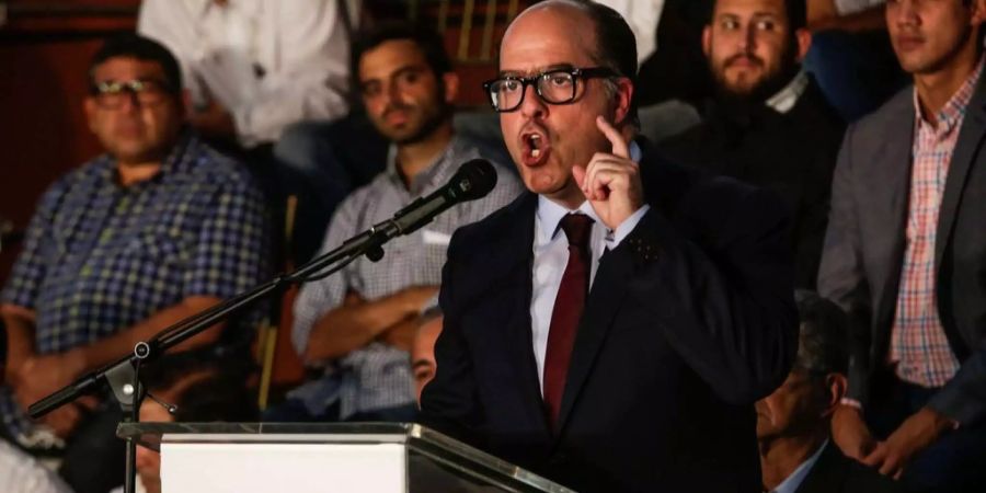 Julio Borges spricht auf einer Konferenz in Caracas.