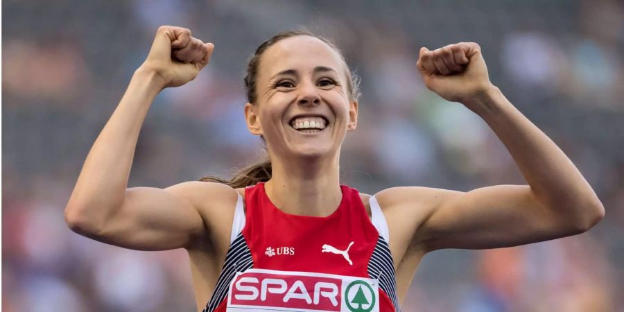 Selina Büchel freut sich im Ziel nach dem Vorlauf.