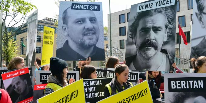 Mit der Freilassung von inhaftierten Journalisten und Oppositionellen würde Erdogan ein klares Zeichen setzen. Mit der Freilassung von inhaftierten Journalisten und Oppositionellen würde Erdogan ein klares Zeichen setzen.