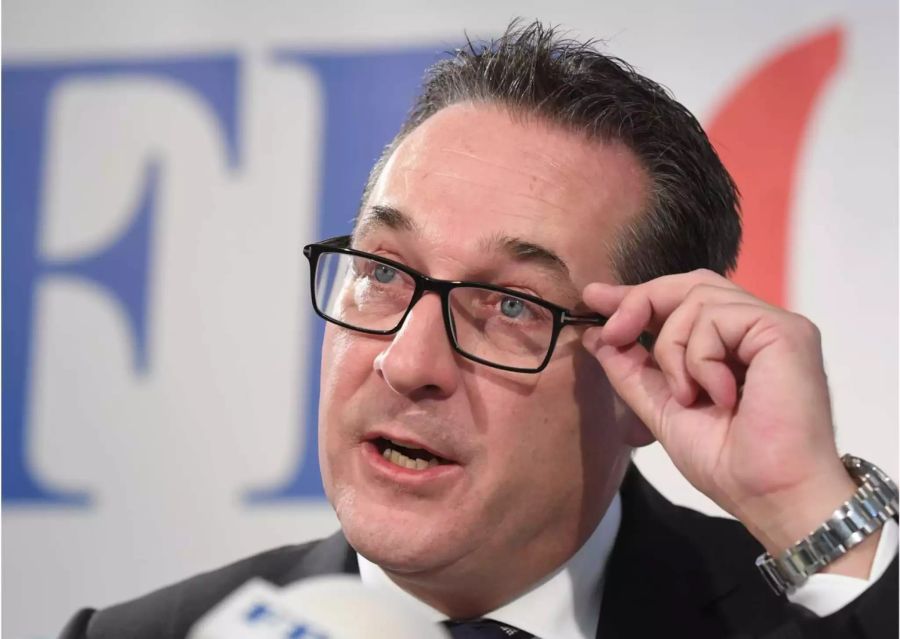 Heinz-Christian Strache ist Vizekanzler und FPÖ-Mitglied. Als junger mann war er Neonazi, heute soll er geläutert sein.