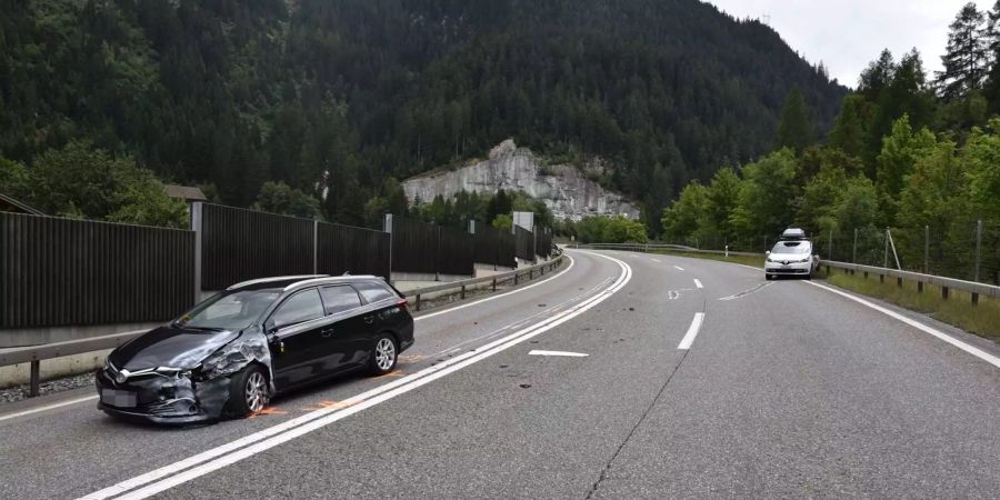 Der Wagen eines Italieners geriet auf die Gegenfahrbahn und kollidierte mit entgegenkommenden Wagen eines Deutschen.