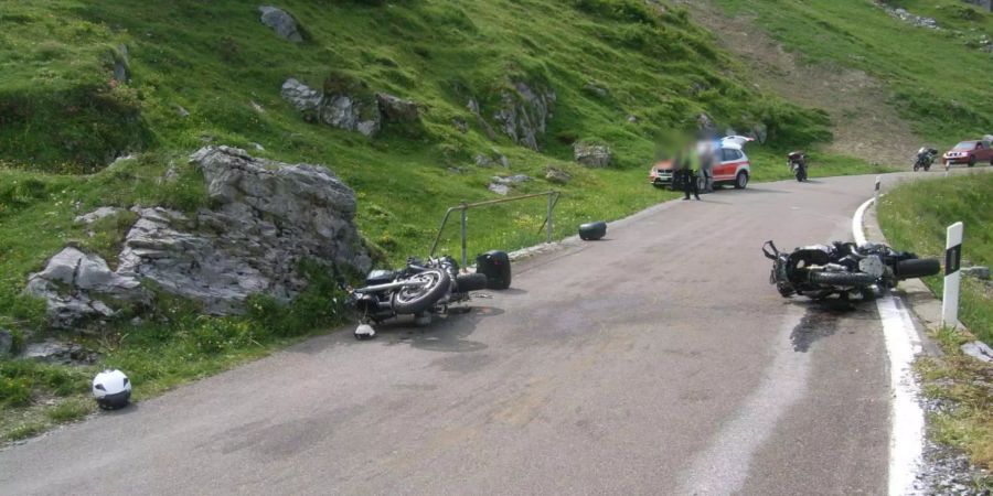 Bei einer Streifkollision am Klausenpass entstand ein Sachschaden von mehreren Tausend Franken.