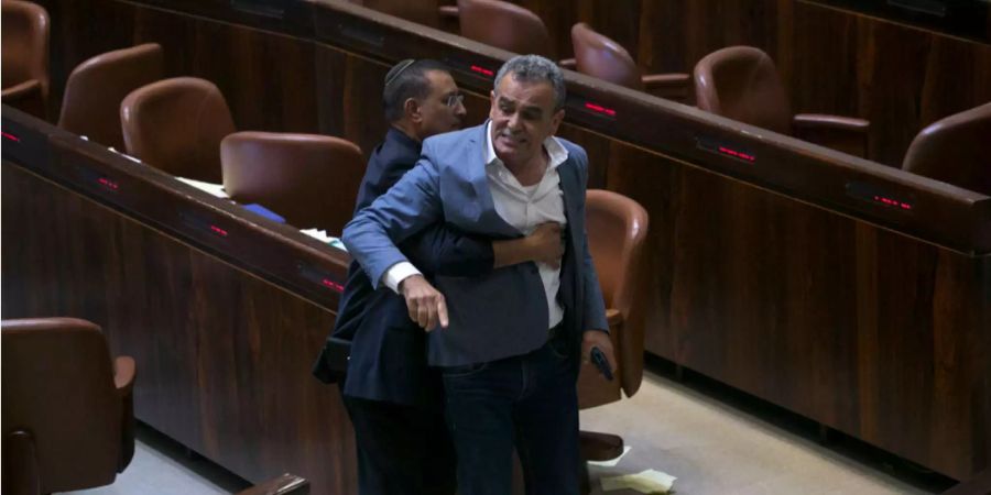 Jamal Zahalka, ein arabischer Vertreter in der Knesset, wurde aus dem Saal gebracht.