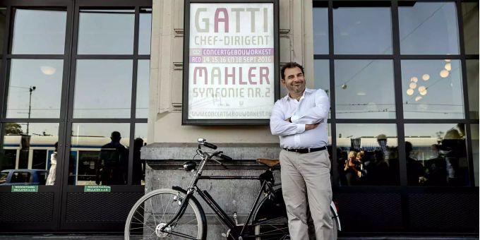 Daniele Gatti, italienischer Dirigent, lächelt neben dem Fahrrad, das ihm zum Start seiner neuen Aufgabe als Chefdirigent des Royal Concertgebouw Orchestra geschenkt wurde. Daniele Gatti, italienischer Dirigent, lächelt neben dem Fahrrad, das ihm zum Start seiner neuen Aufgabe als Chefdirigent des Royal Concertgebouw Orchestra geschenkt wurde.