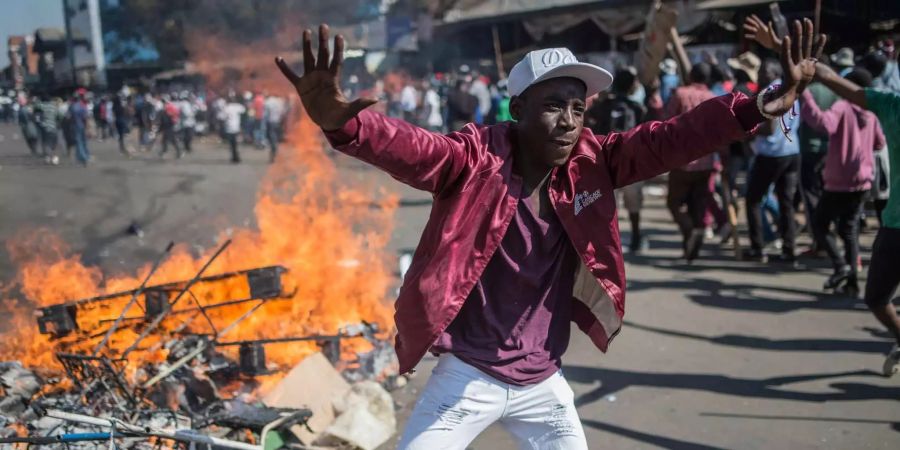 Anhänger der Oppositionspartei MDC protestieren in den Strassen von Harare gegen einen befürchteten Wahlbetrug.