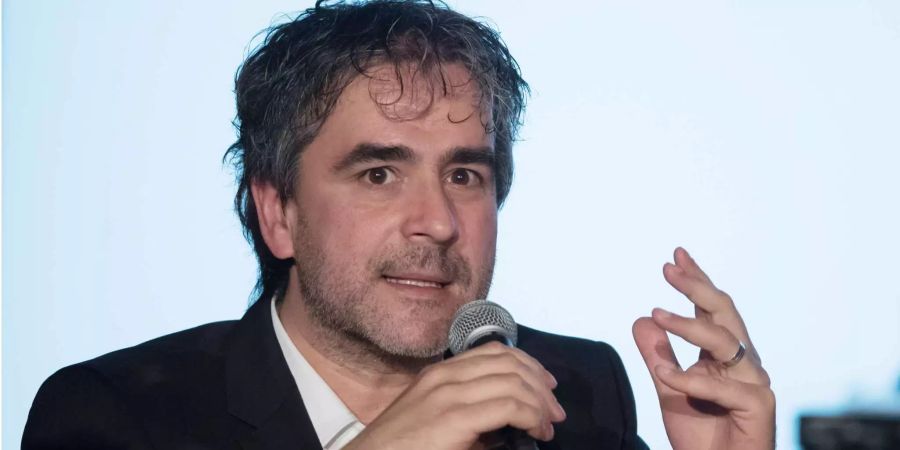 Der Journalist Deniz Yücel liest während der Veranstaltung «Auf die Freiheit» im Festsaal Kreuzberg (D).