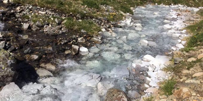 Die Aluminium-Flocken färben einen Abschnitt des Bergbachs im Engadin GR weiss. Die Aluminium-Flocken färben einen Abschnitt des Bergbachs im Engadin GR weiss.