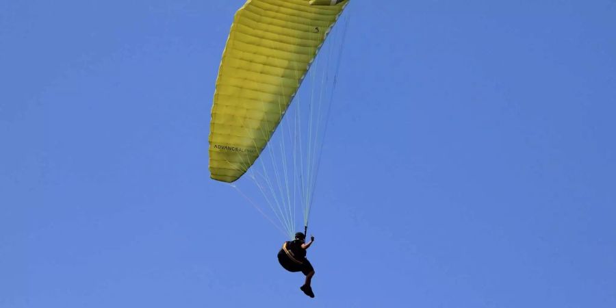 Ein Mann fliegt mit einem Gleitschirm. (Symbolbild)