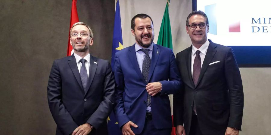 Strache (r.) hier mit Italiens Innenminister Salvini (m.).