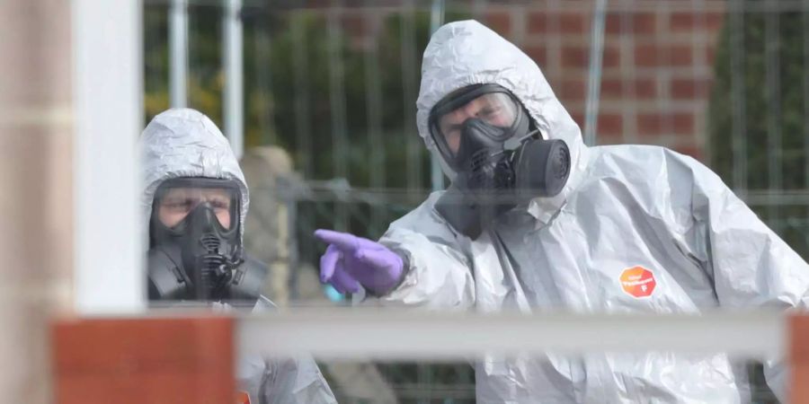 Soldaten tragen Schutzanzüge während der Ermittlungen zur Vergiftung des Ex-Doppelagent Skripal und dessen Tochter.