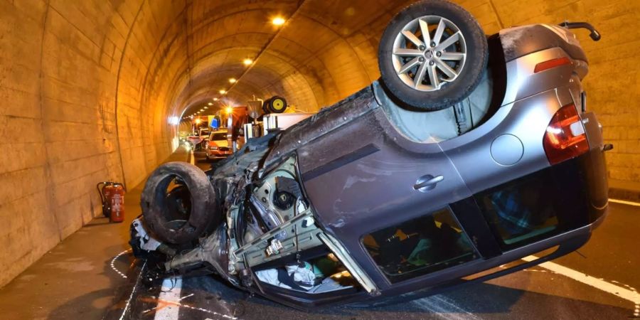 Glück im Unglück: Nach einem Überschlag im Tunnel konnte sich eine 50-jährige Autofahrerin selbstständig aus dem Auto retten.