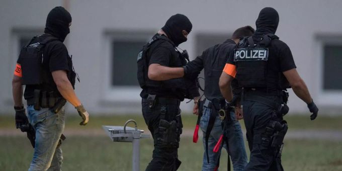 Der Tatverdächtige Ali B. wird von der Polizei zur Vernahme geführt Der Tatverdächtige Ali B. wird von der Polizei zur Vernahme geführt