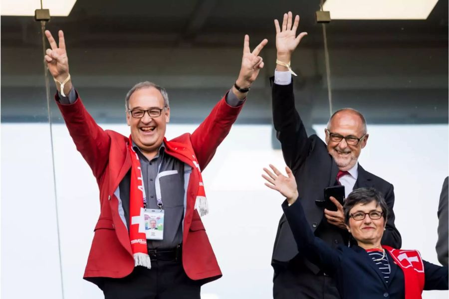 Guy Parmelin mit seiner Glücksjacke, Ehefrau Caroline und Peter Gilliéron, Präsident des Schweizerischen Fussballverbands.