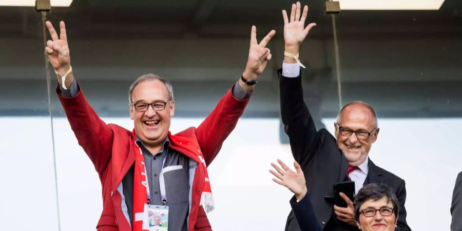 Bundesrat Guy Parmelin sah sich den 2:1-Sieg der Schweiz vor Ort an.