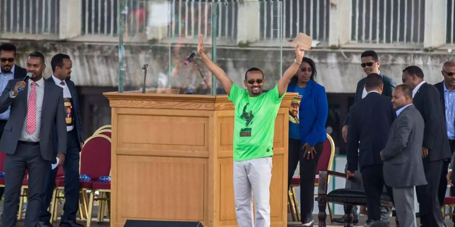 Abiy brach mit der autoritären Politik seiner Vorgänger: Er liess politische Gefangene frei, leitete eine Liberalisierung der Wirtschaft ein und unterbreitete dem verfeindeten Nachbarstaat Eritrea ein Friedensangebot. Unklar ist, wie gross der Rückhalt für Abiys Reformpolitik in der Regierungspartei EPRDF ist.