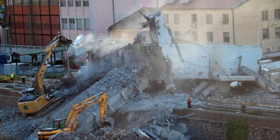 Staub und Schutt wirbeln bei den Arbeiten durch die Luft.