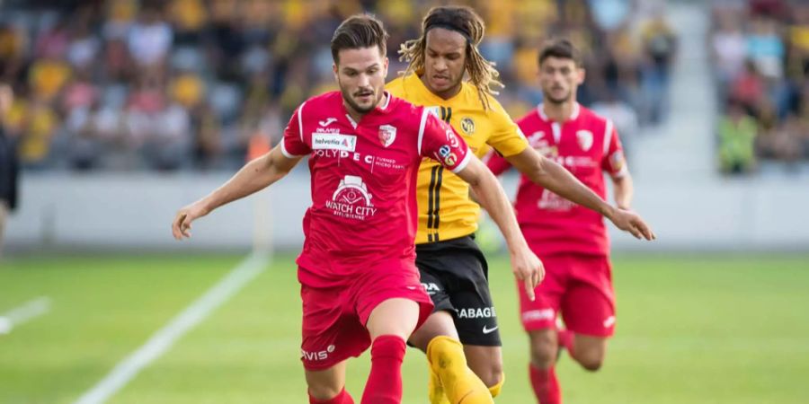 YBs Kevin Mbabu im Zweikampf mit Biels Colamartino.