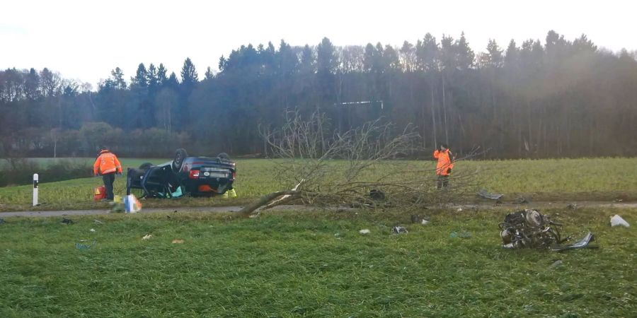 Das Auto drehte sich nach dem Unfall aufs Dach und kam weniger später zum Stillstand.