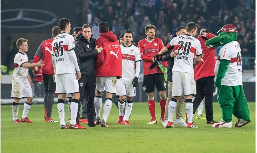 Der vom Abstieg bedrohte VfB Stuttgart hat das Vertrauen in dessen Trainer Hannes Wolf verloren und ihn freigestellt – obwohl der junge Wolf den Klub im letzten Jahr zum Gewinn der Meisterschaft in der zweiten Bundesliga und somit zum Aufstieg geführt hatte. Die Schwaben hatten zuletzt sieben von acht Spielen verloren. Mit dem Trainerwechsel will man laut dem Verein neue Impulse setzen.