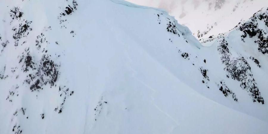 In Gstaad BE ist ein Bergsteiger in einer Lawine verunglückt.