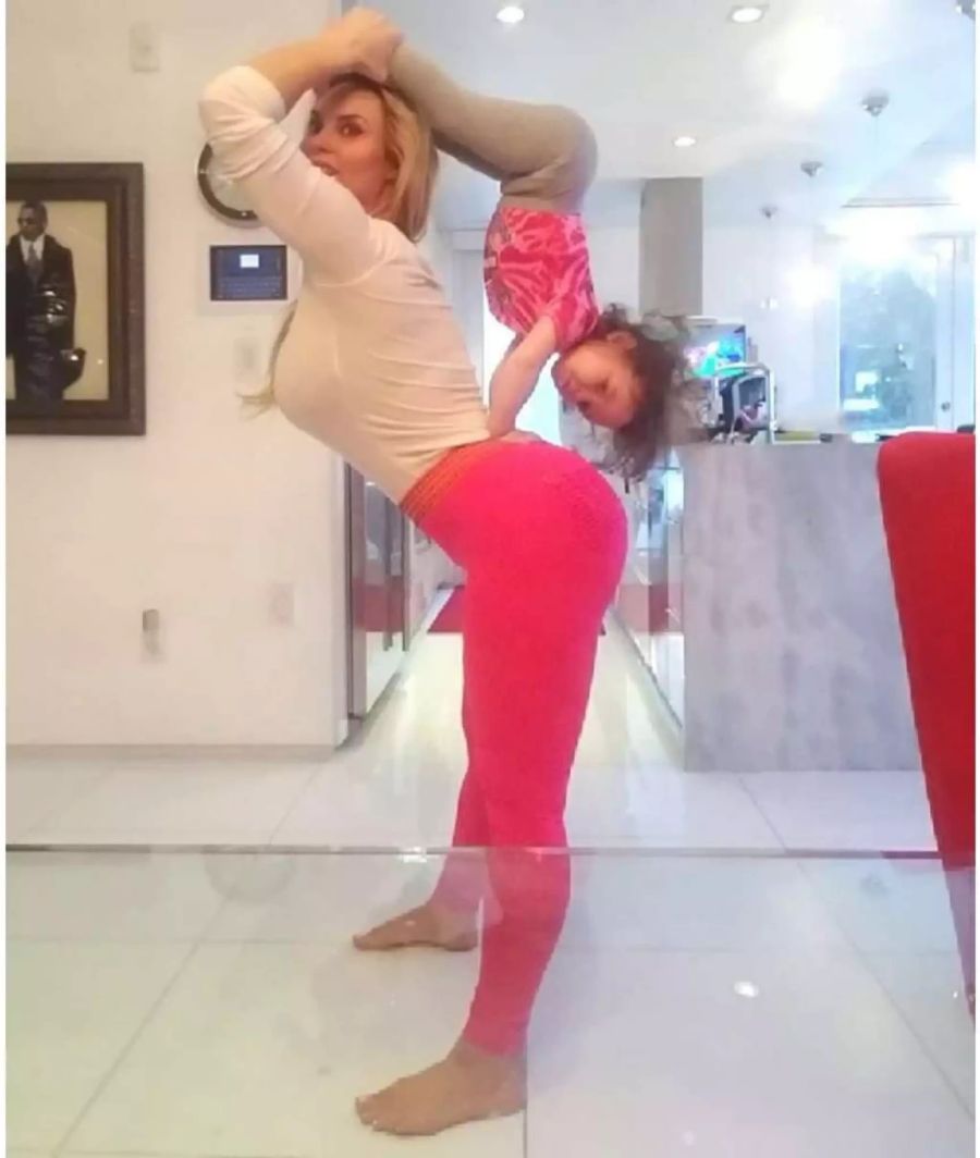 Coco Austin beim Acro-Yoga mit Töchterchen Chanel