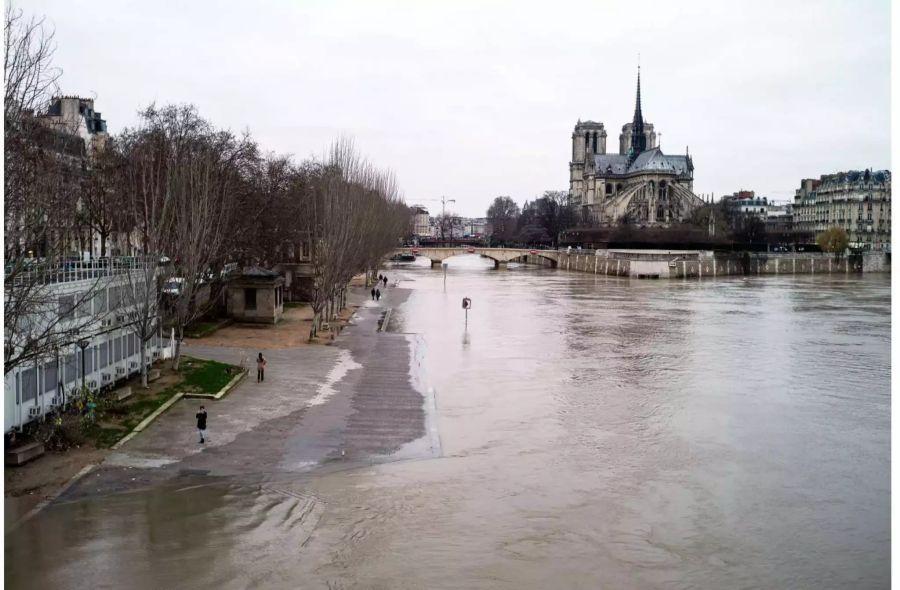 Wegen des Hochwassers der Seine werden mehrere Innenstadt-Stationen einer vielbenutzten Pariser Schnellbahn-Linie von Mittwoch an geschlossen.