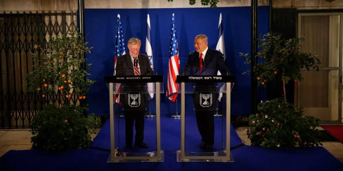 Benjamin Netanjahu (r), Premierminister von Israel, und John Bolton