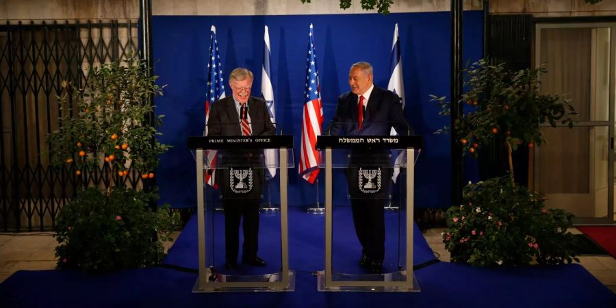 Benjamin Netanjahu (r), Premierminister von Israel, und John Bolton