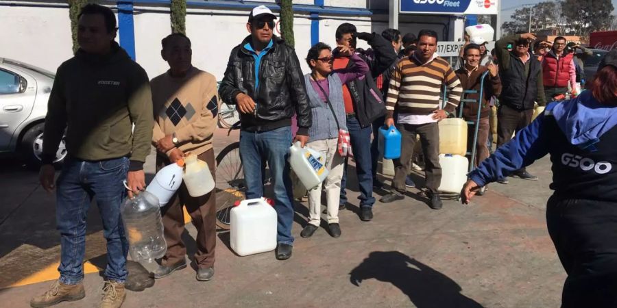 Personen warten an einer Tankstelle in Mexiko auf Benzin.