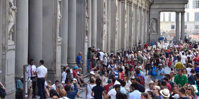 Touristen tummeln sich vor den Uffizien. Touristen stehen vor den Uffizien an.