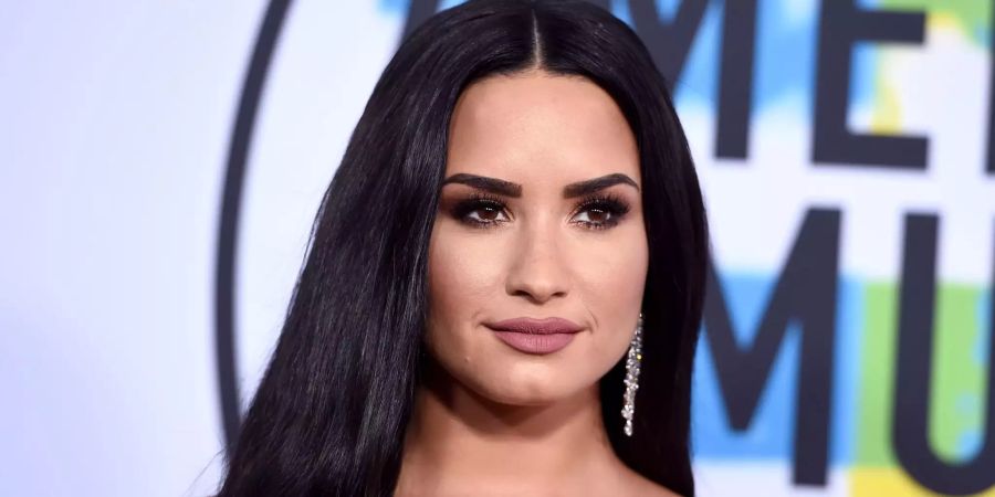 Demi Lovato kommt zur Verleihung der American Music Awards.