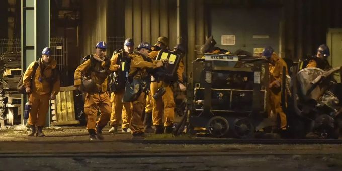 Rettungskräfte sind nach einem schweren Grubenunglück an einem Steinkohlebergwerk im Einsatz. Rettungskräfte sind nach einem schweren Grubenunglück an einem Steinko