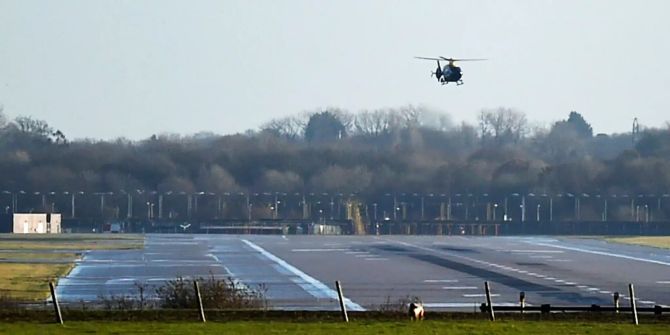 Ein Helikopter der Polizei fliegt über den Gatwick Airport.