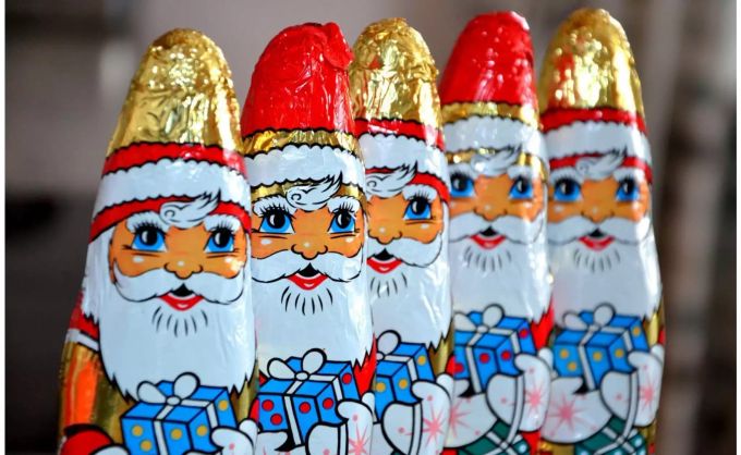Machen die bunten Schoko-Nikoläuse uns wirklich glücklich? Rote und goldene Schokoladen-Nikoläuse