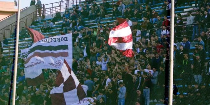 Reggina-Fans feieren ihre Mannschaft nach dem Spiel. Reggina