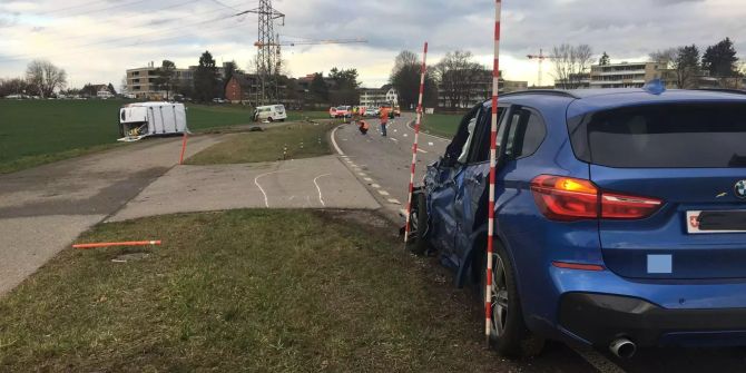 Ein verunfallter Wagen steht in Dübendorf ZH.