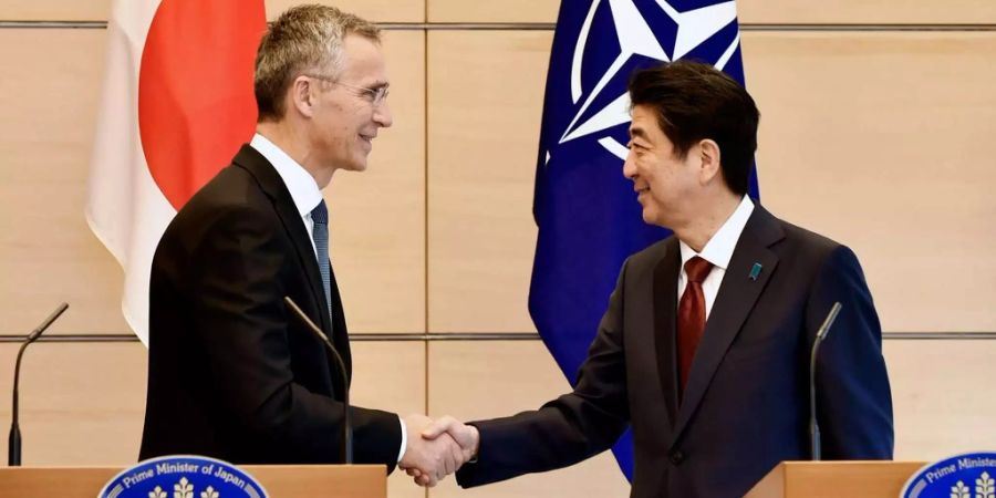 Jens Stoltenberg (links) und Shinzo Abe (rechts).