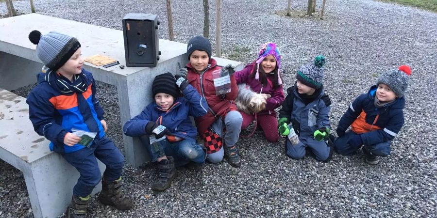Kinder stossen beim Spielen auf einen Tresor in Baar