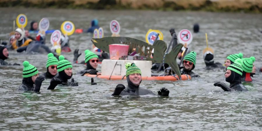 Kostümierte Wasserretter schwimmen auf der Donau.